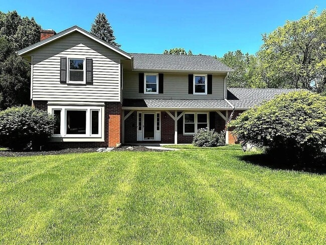 Primary Photo - 340 Crescent Ln