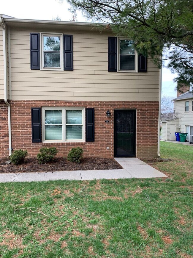 Building Photo - 1704 Emerald St