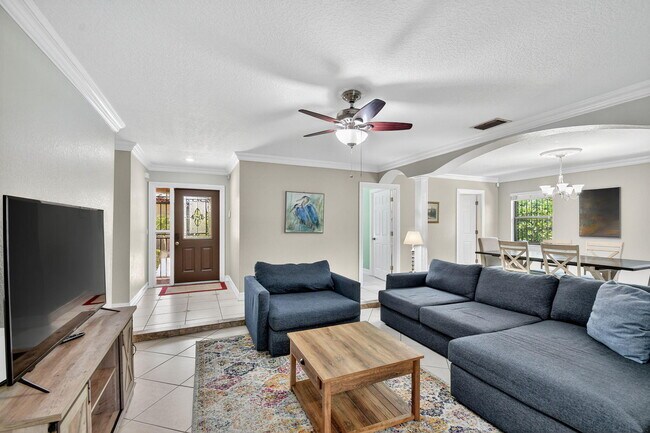 Building Photo - 1035 Soelca Dr