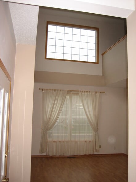 Entry and mainliving - 15100 Dunwood Trl