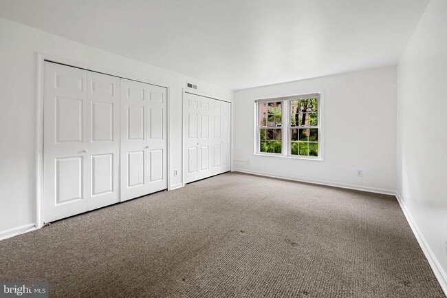 Building Photo - 6004 Westchester Park Dr