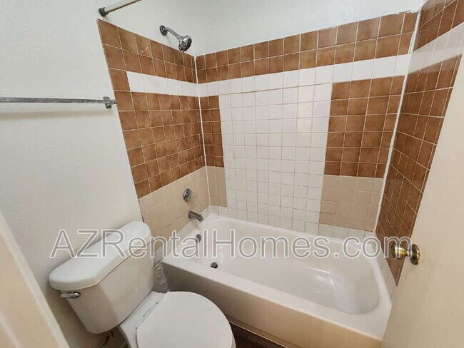 Building Photo - 1215 E Lemon St