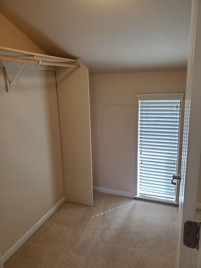 Building Photo - Wonderful 5bd / 3.5ba with 2 master suites