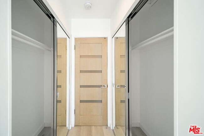 Building Photo - 252 S New Hampshire Ave