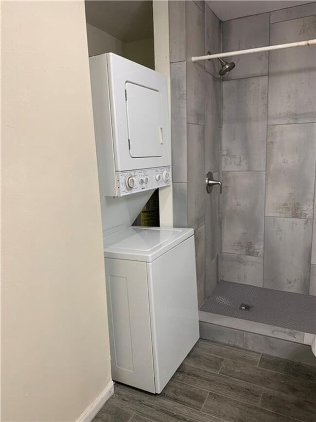 Building Photo - UT PRE-LEASE - 1 bed / 1 bath Updated West Campus Condo
