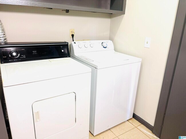 Building Photo - 1009 12th St