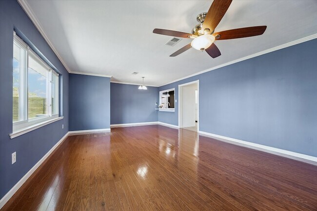 Building Photo - 1136 Oak Tree Dr