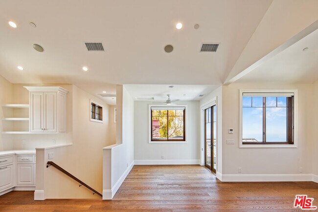 Building Photo - 5561 Horizon Dr