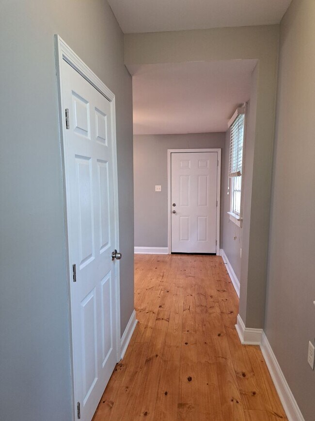 Building Photo - Single Family Home- 2 BR/2BA in Upper Mid-...