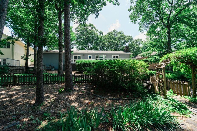 Building Photo - Beautiful Backyard Oasis on the Golf Course!