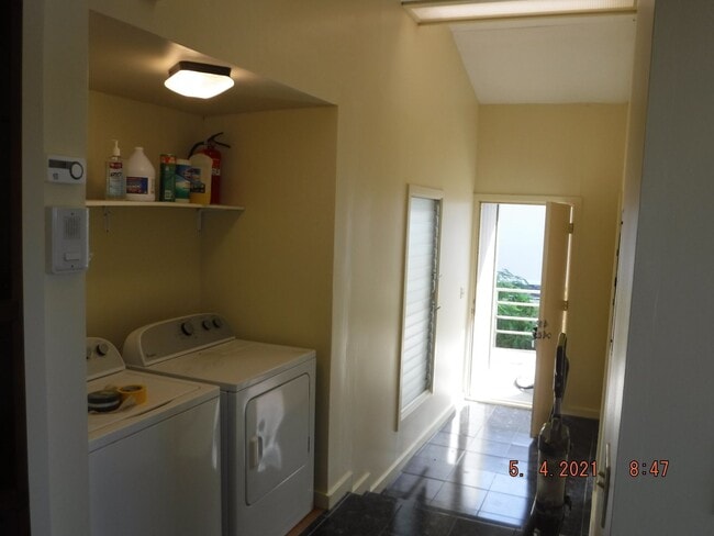 Building Photo - Kahala Hts Cottage 2 / 1 / garage