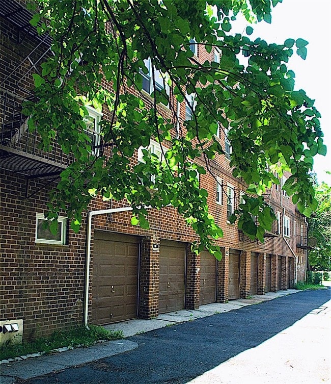 Parking - Shepard Circle Apartments
