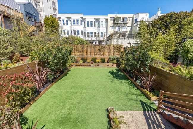 Building Photo - 2866 Pine St