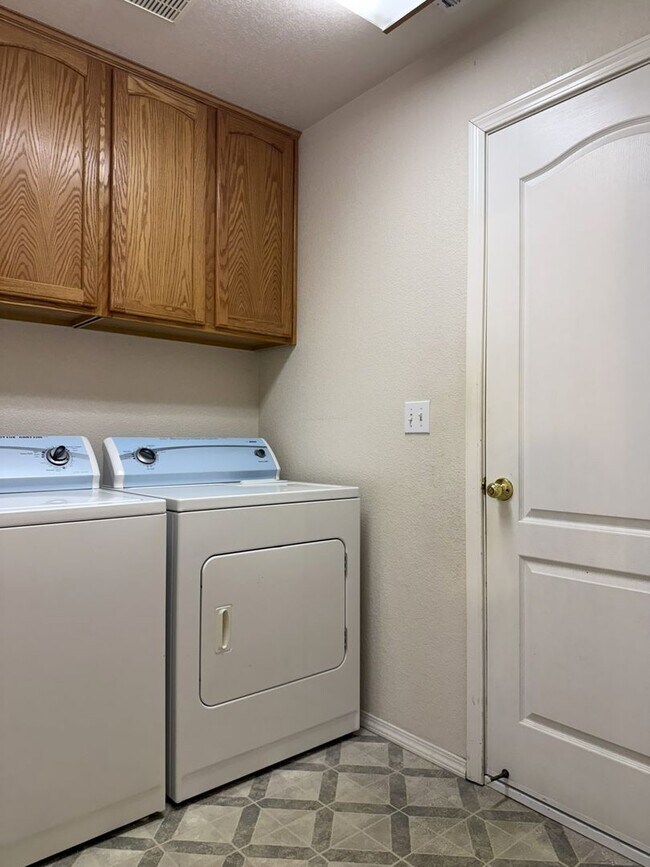 Building Photo - Charming 3-bedroom, 2-bath home in North Merced!