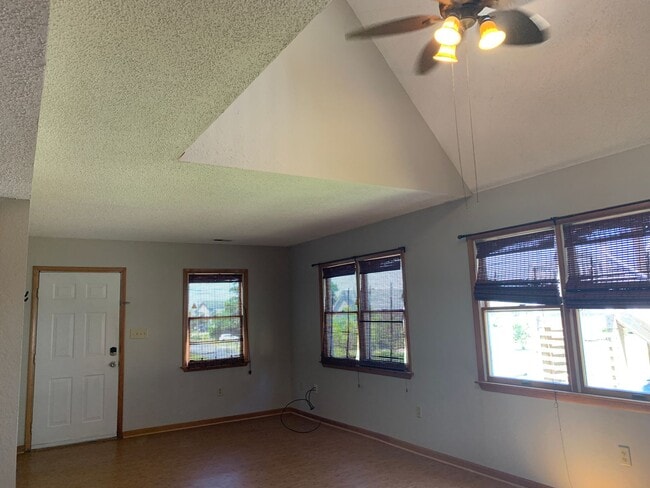 Building Photo - 3 Bedroom 2 Bath Home in Colington Availab...
