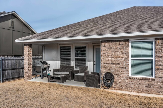 Building Photo - Stunning home in Choctaw