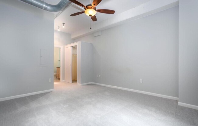 Building Photo - Great 3rd Floor 2BR/2BA Condo (with Parkin...