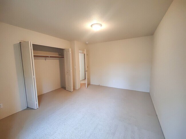 Building Photo - Beautiful 2x2.5 townhouse in NW Crossing! New hickory flooring coming soon!