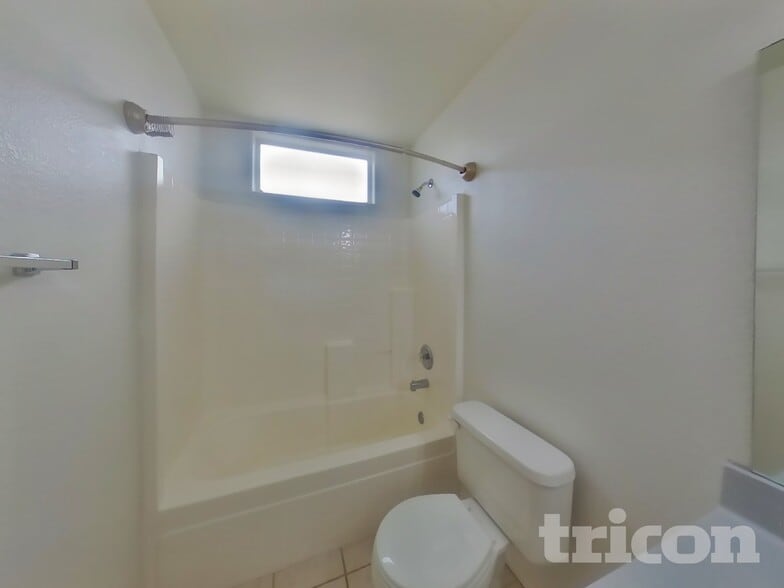 Building Photo - 1406 W Emerald Ave