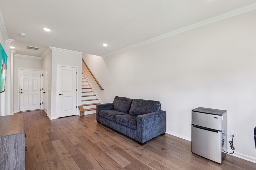 Building Photo - 21 Dahlia Dr