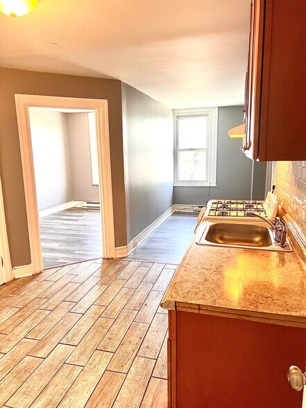 Building Photo - 904 E Tioga St