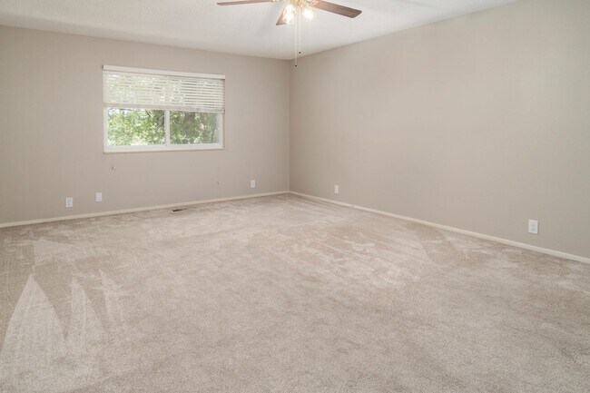 Building Photo - 2 Bedroom, 2 Bath Home on a wooded lot in ...