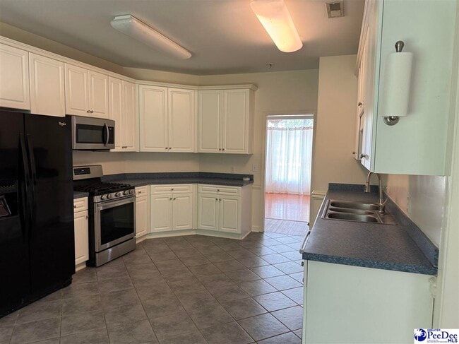 Building Photo - 3401 Saxon Dr