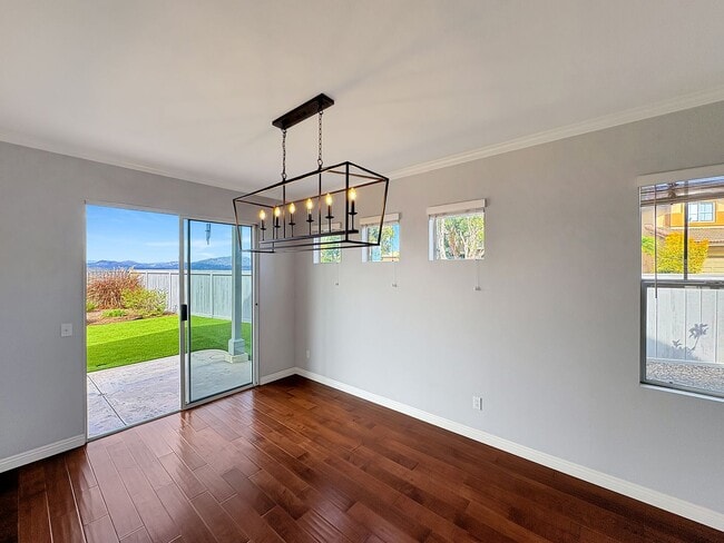 Building Photo - Beautiful 4B/3BA house w/ large backyard i...