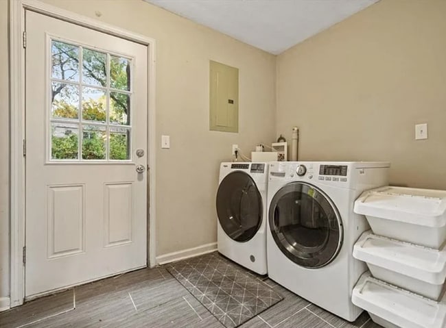 Building Photo - This Prairie Village Ranch is Ready for You!