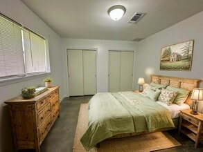 Building Photo - 626 N Resident St