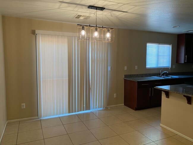 Building Photo - Beautiful 3 bedroom available