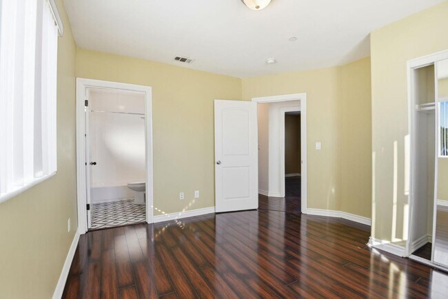 Building Photo - 1614 W 39th Pl