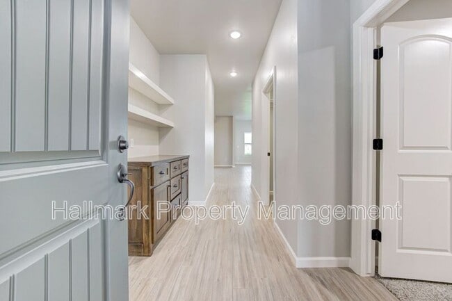 Building Photo - 560 Hackberry Ln