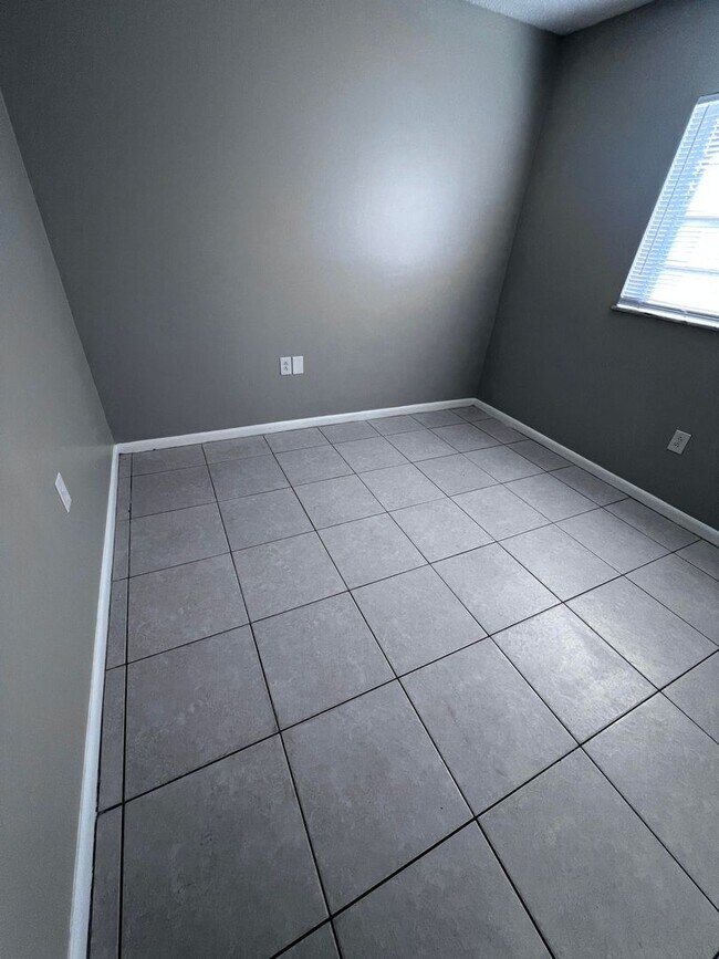 Building Photo - ~~3/1.5 Single Family Home~~   *PRICE REDUCTION*