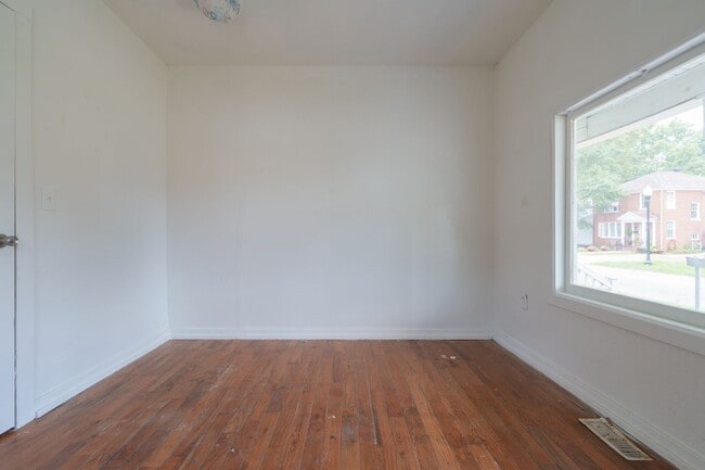 Building Photo - MOVE IN READY 4 Bedroom in Suffolk!