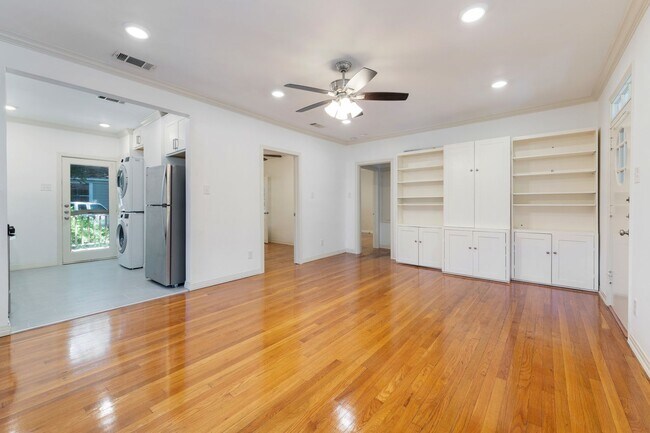Building Photo - 3213 Hampton Rd