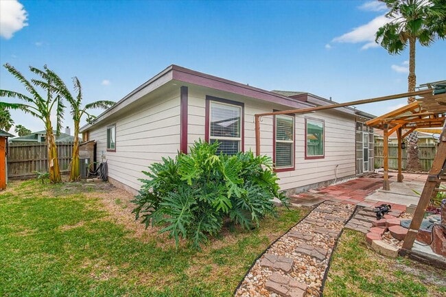 Building Photo - 6901 Anastasia Dr