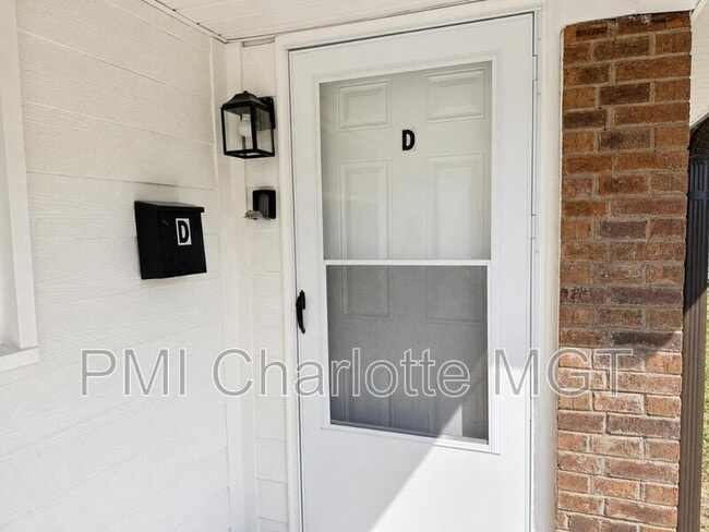 Building Photo - 318 Barrymore Dr