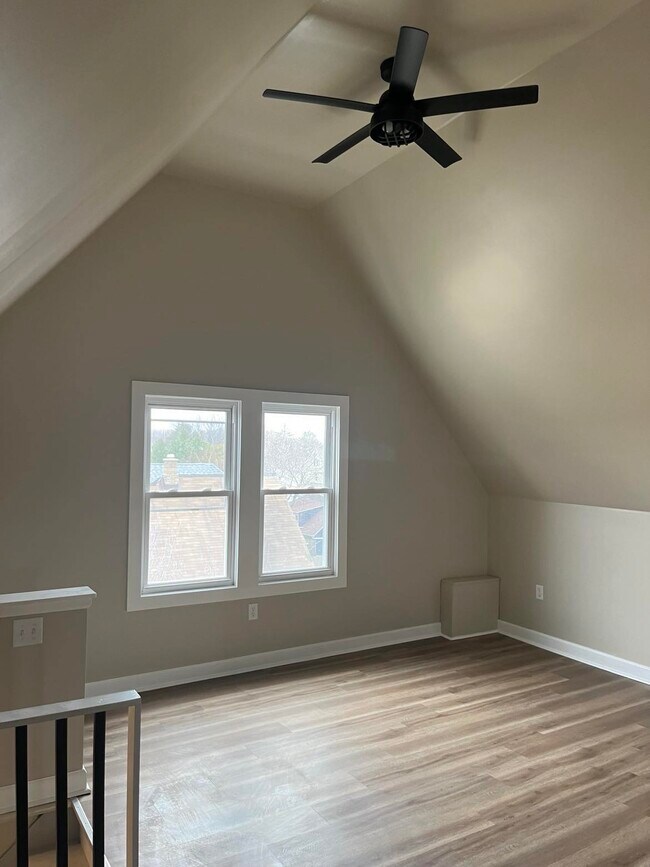 Large living room space, fresh paint - 3073 N Pierce St