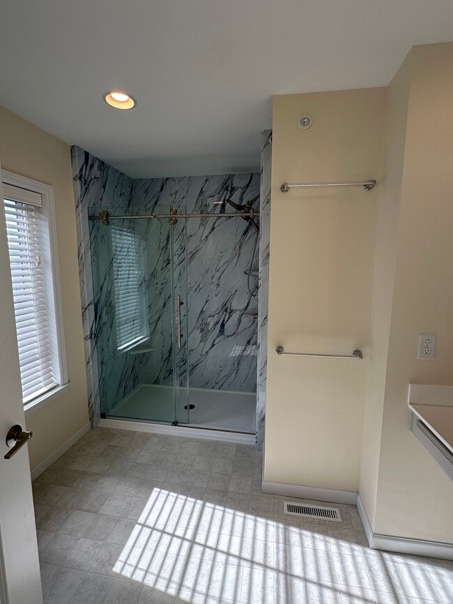 Building Photo - 410 Mayer Pl