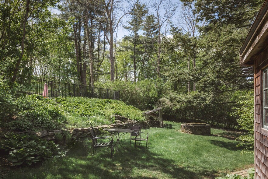 Building Photo - 329 Main St