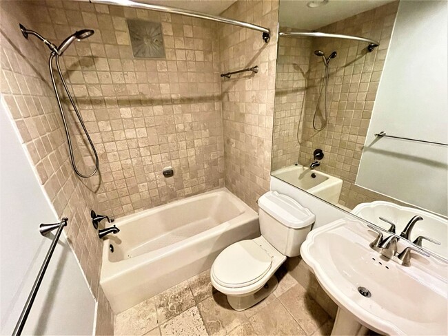 Building Photo - Private 1 Bedroom/1 Bath
