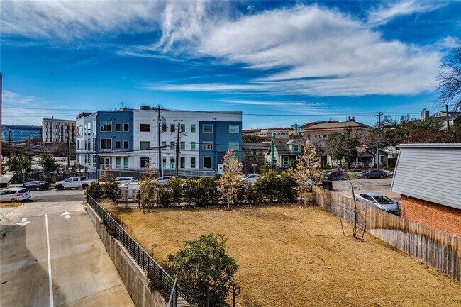 Building Photo - 3000 Duval St