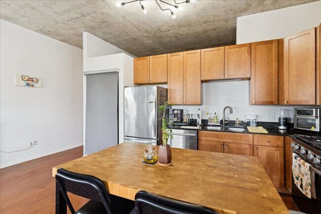 Building Photo - 1122 W Catalpa Ave