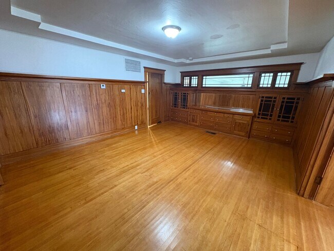 Building Photo - Classic vintage home walking distance to downtown Visalia!