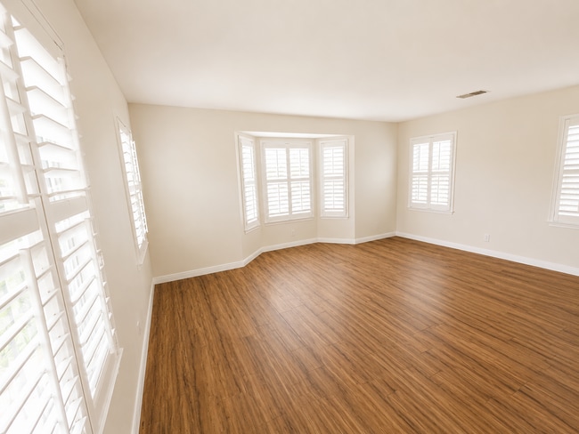 Building Photo - Updated 3-Bedroom Home with Bonus Room, New Appliances & New Central Air