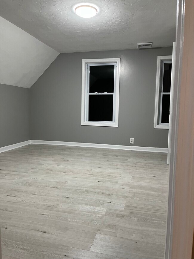 Building Photo - 71 Plain St