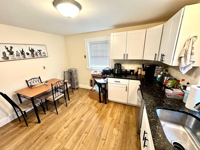 Building Photo - 156 Main St