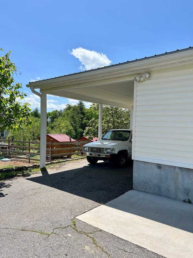 Building Photo - Remodeled 3 Bed 2 Bath in Weaverville!