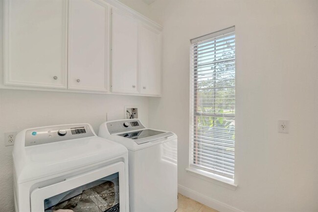 Building Photo - 301 Winding Oak Ln S